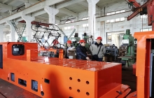 廣西客戶(hù)來(lái)公司洽談無(wú)人遙控鋰電變頻電機車(chē)合作事宜