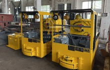 云南定制軌距的2.5噸蓄電池湘潭電機車(chē)發(fā)往南美