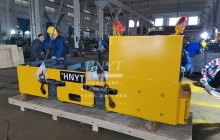 定制型湘潭蓄電池電機車(chē)裝箱發(fā)往海外
