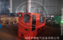 3噸湘潭架線(xiàn)式電機車(chē)裝車(chē)發(fā)往湖北