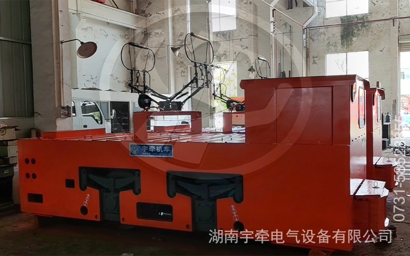 一批14噸架線式湘潭電機(jī)車(chē)發(fā)往金礦
