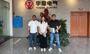 炎炎夏日，國外客戶上門采購遠(yuǎn)程遙控型5噸鋰電池電機(jī)車